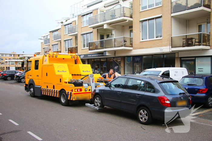 Automobilist rijdt paaltje uit de grond