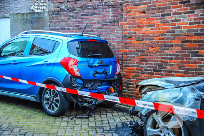 Brandende auto aangetroffen, politie vermoedt brandstichting