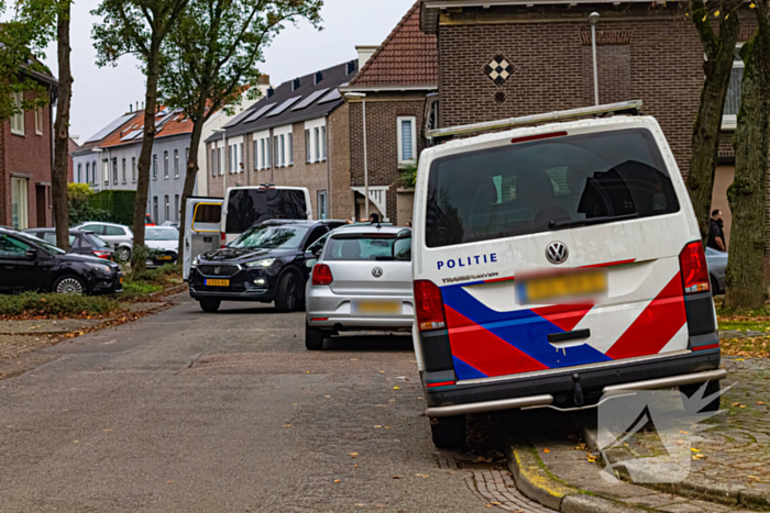 Politie treed woning binnen en houdt 3 personen aan