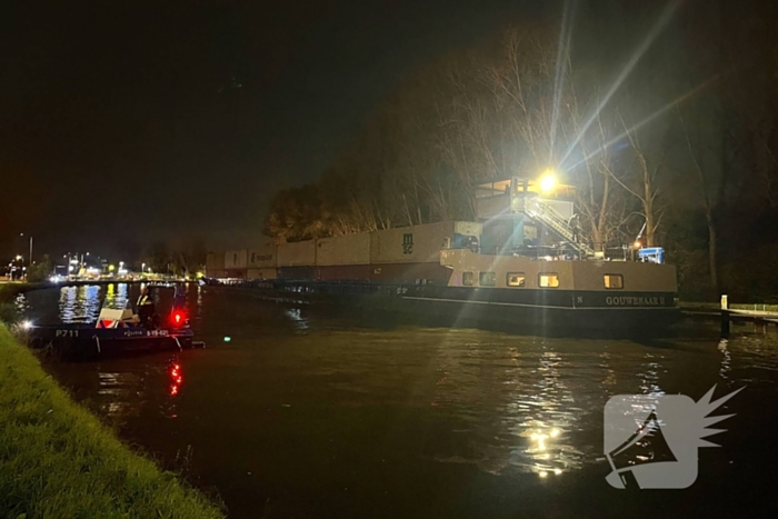 Schip vaart tegen brug aan