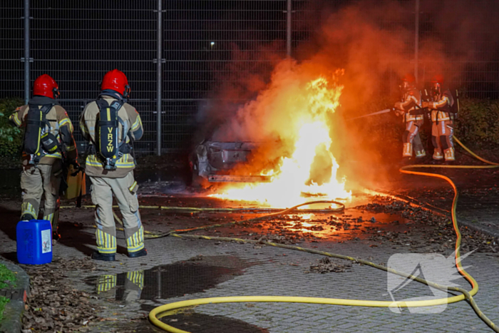 Auto vliegt in brand op parkeerplaats van Hockeyclub