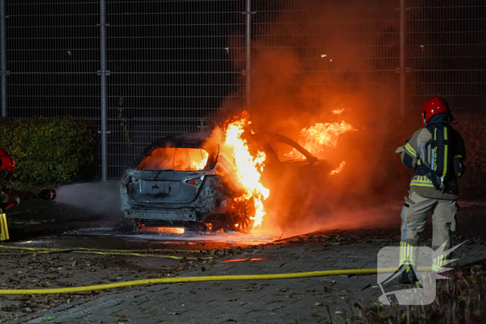 Auto vliegt in brand op parkeerplaats van Hockeyclub