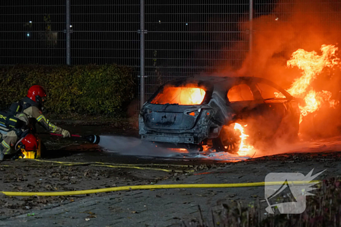 Auto vliegt in brand op parkeerplaats van Hockeyclub