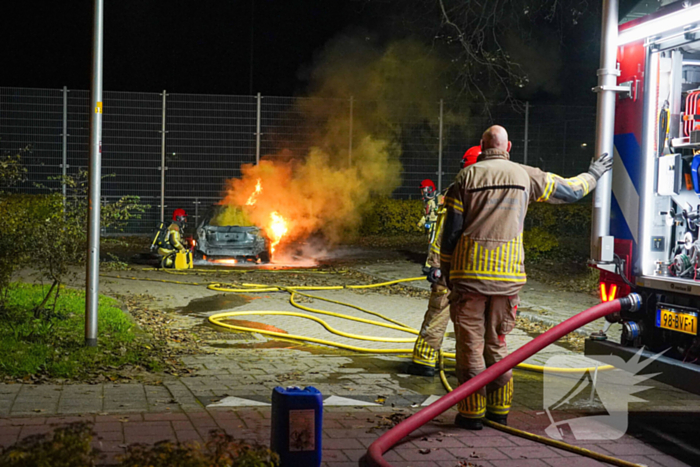 Auto vliegt in brand op parkeerplaats van Hockeyclub