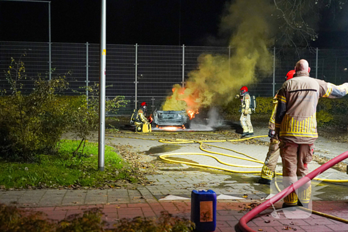 Auto vliegt in brand op parkeerplaats van Hockeyclub