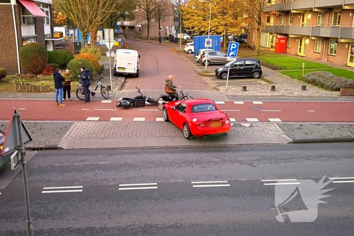 Afslaande auto rijdt scooterrijder aan