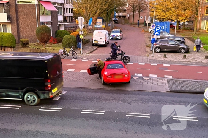 Afslaande auto rijdt scooterrijder aan