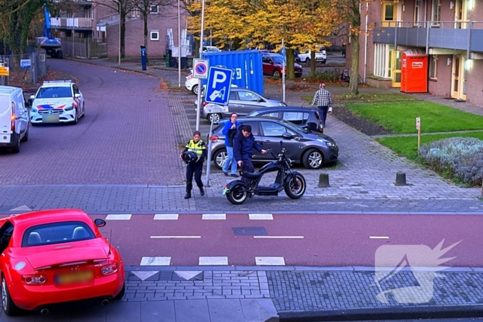 Afslaande auto rijdt scooterrijder aan