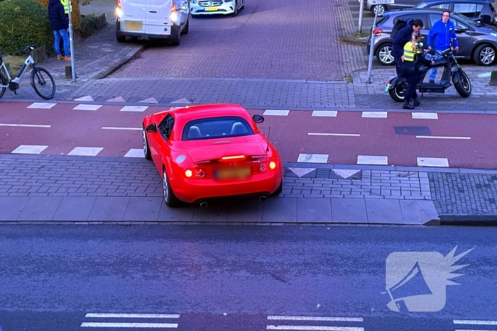 Afslaande auto rijdt scooterrijder aan