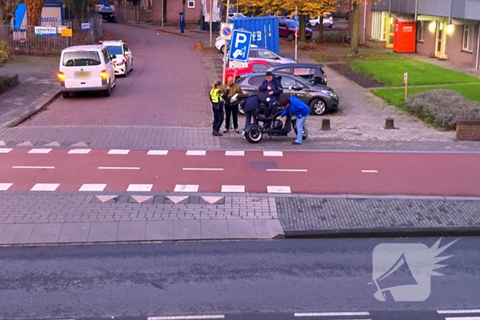 Afslaande auto rijdt scooterrijder aan