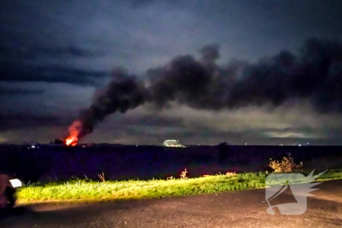 Grote uitslaande brand bij agrarische schuur