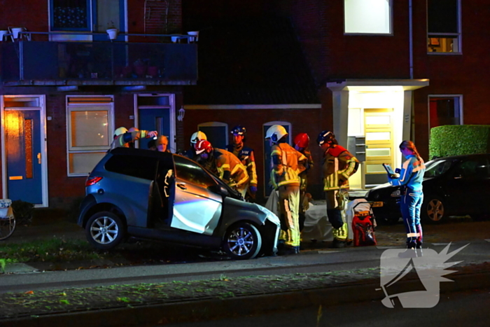 Brommobiel klapt op lantaarnpaal