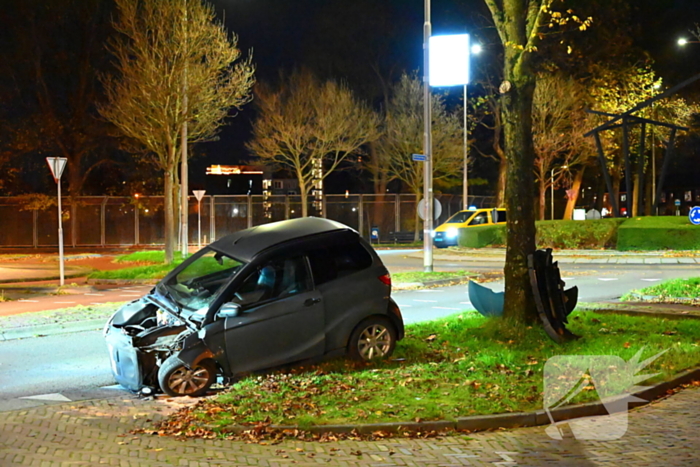 Brommobiel klapt op lantaarnpaal