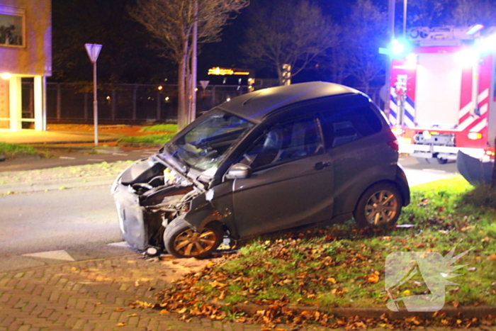 Brommobiel klapt op lantaarnpaal