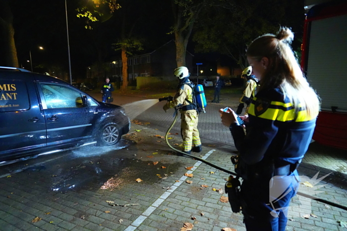 Getuigen en politie voorkomen grote schade bij voertuigbrand