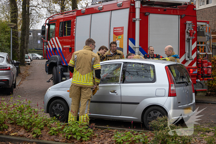 Auto valt in het slot, brandweer bevrijdt kind