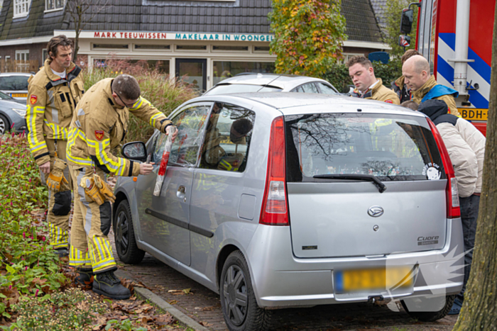 Auto valt in het slot, brandweer bevrijdt kind