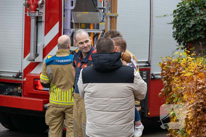 Auto valt in het slot, brandweer bevrijdt kind