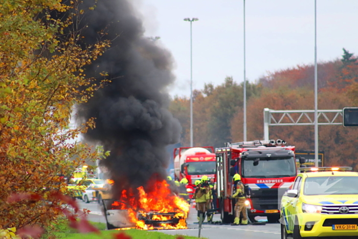 Auto volledig verwoest door brand op snelweg