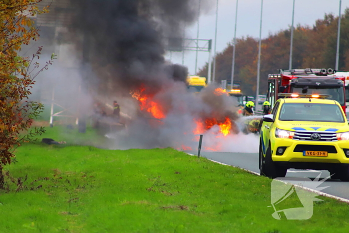 Auto volledig verwoest door brand op snelweg