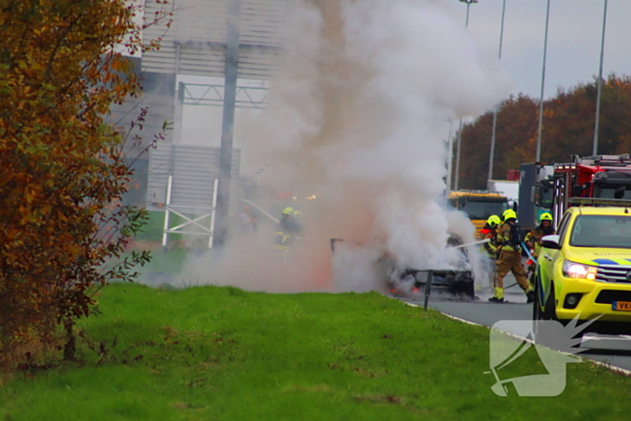 Auto volledig verwoest door brand op snelweg