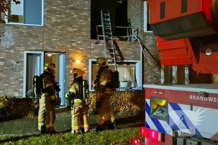 Brandweer blust brand op dak