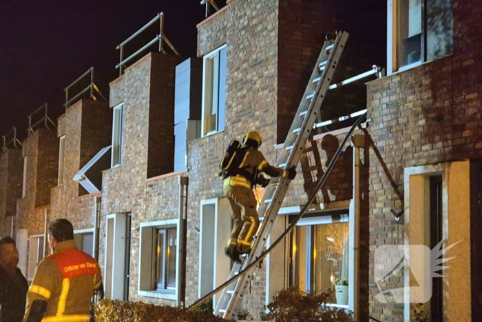 Brandweer blust brand op dak