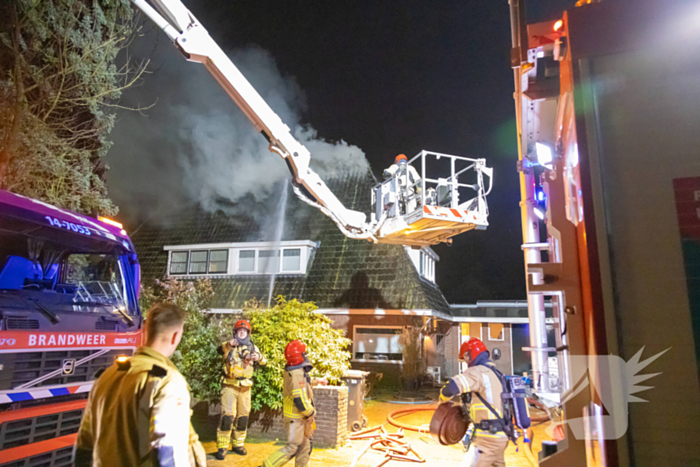 Brandweer blust uitslaande brand in woning