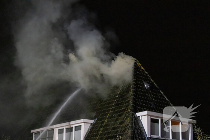 Brandweer blust uitslaande brand in woning