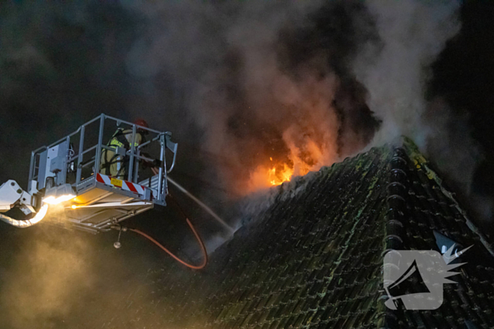 Brandweer blust uitslaande brand in woning