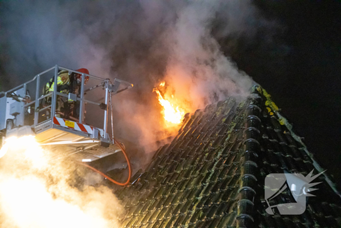 Brandweer blust uitslaande brand in woning