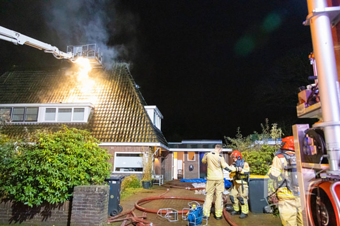 Brandweer blust uitslaande brand in woning