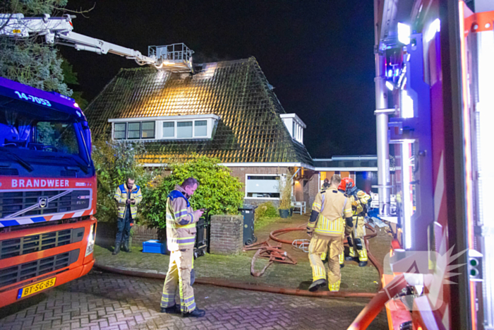 Brandweer blust uitslaande brand in woning