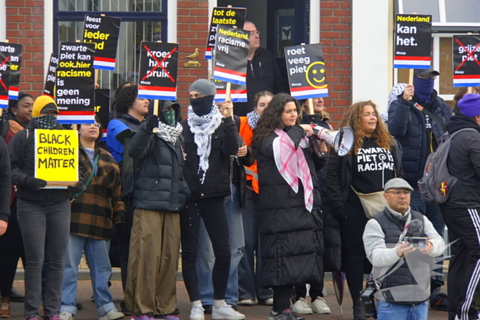 Kick Out Zwarte Piet protesteert bij sinterklaas intocht