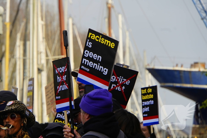 Kick Out Zwarte Piet protesteert bij sinterklaas intocht