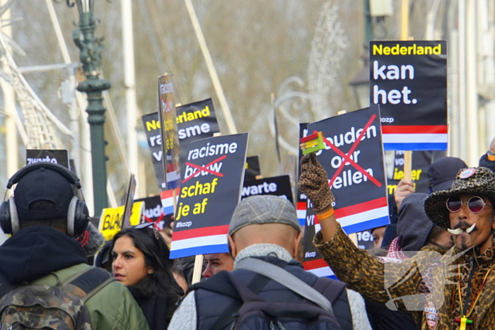 Kick Out Zwarte Piet protesteert bij sinterklaas intocht