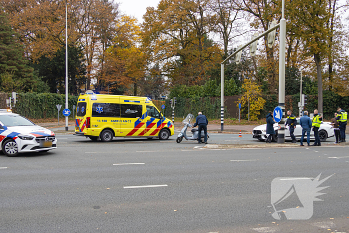 Bromfietser aangereden door automobilist op kruising