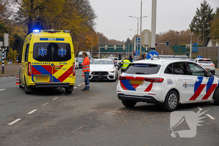 Bromfietser aangereden door automobilist op kruising