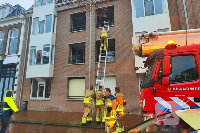 Brandweer redt duif die vast zit op balkon