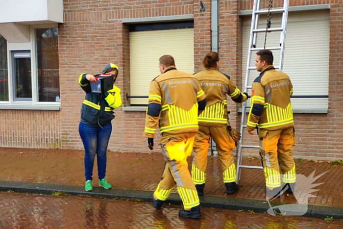 Brandweer redt duif die vast zit op balkon