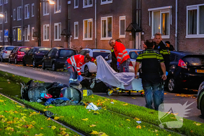 Schade na aanrijding tussen auto en scooter