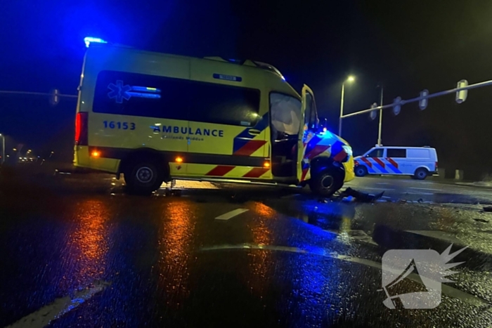 Auto botst met ambulance op kruising en belandt onderaan talud, inzittenden gewond