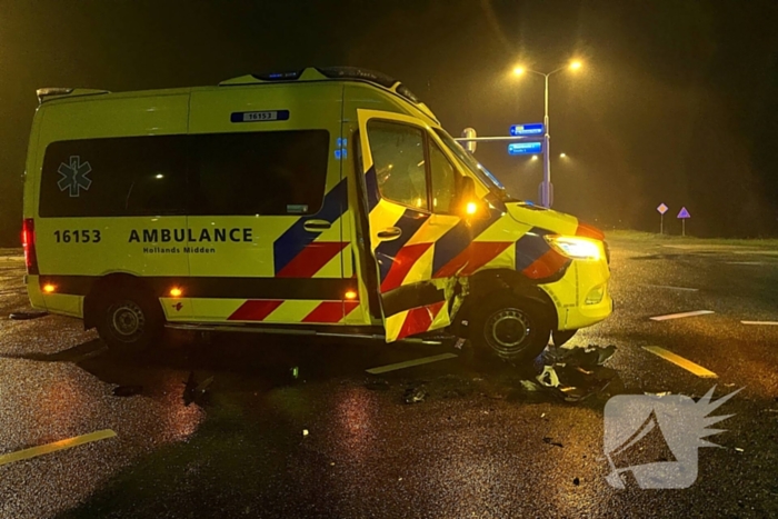 Auto botst met ambulance op kruising en belandt onderaan talud, inzittenden gewond