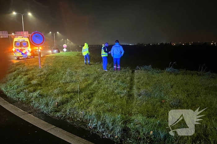 Auto botst met ambulance op kruising en belandt onderaan talud, inzittenden gewond