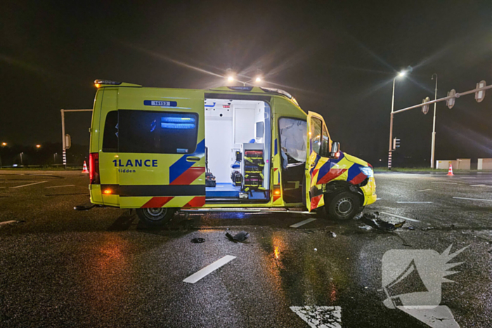 Auto botst met ambulance op kruising en belandt onderaan talud, inzittenden gewond