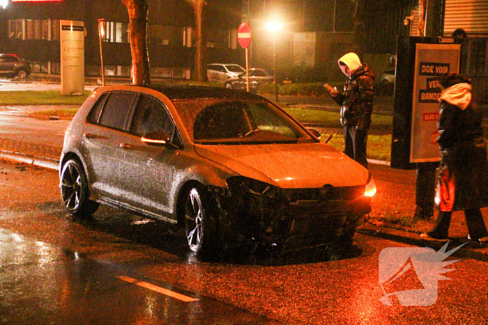 Bestuurder rijdt voorkant auto kapot bij eenzijdig ongeval