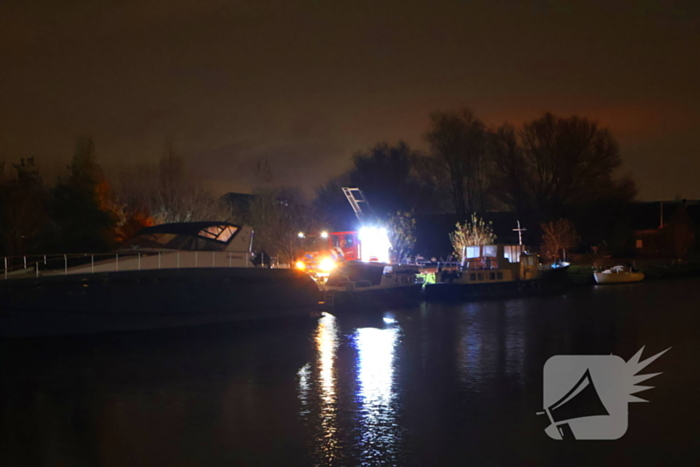 Brandweer pompt zinkende boot leeg