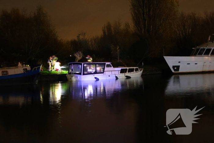 Brandweer pompt zinkende boot leeg