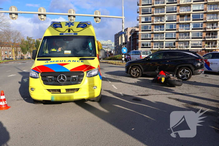 Motorrijder gewond bij botsing met auto