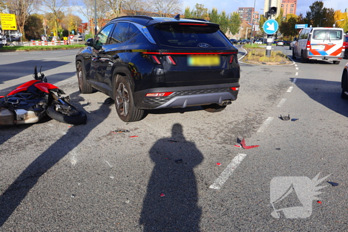 Motorrijder gewond bij botsing met auto